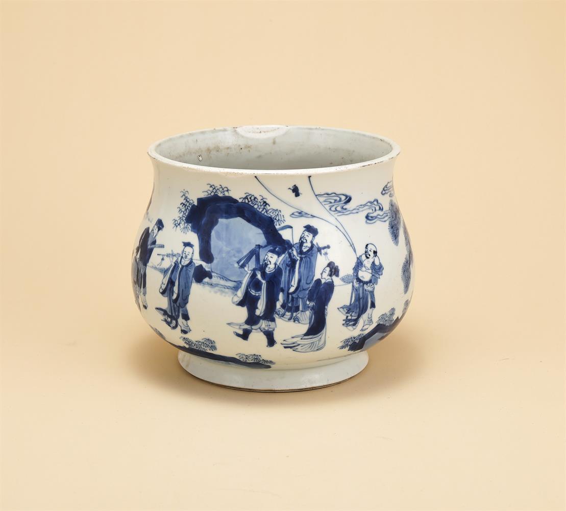 A Chinese blue and white censer - Image 4 of 5