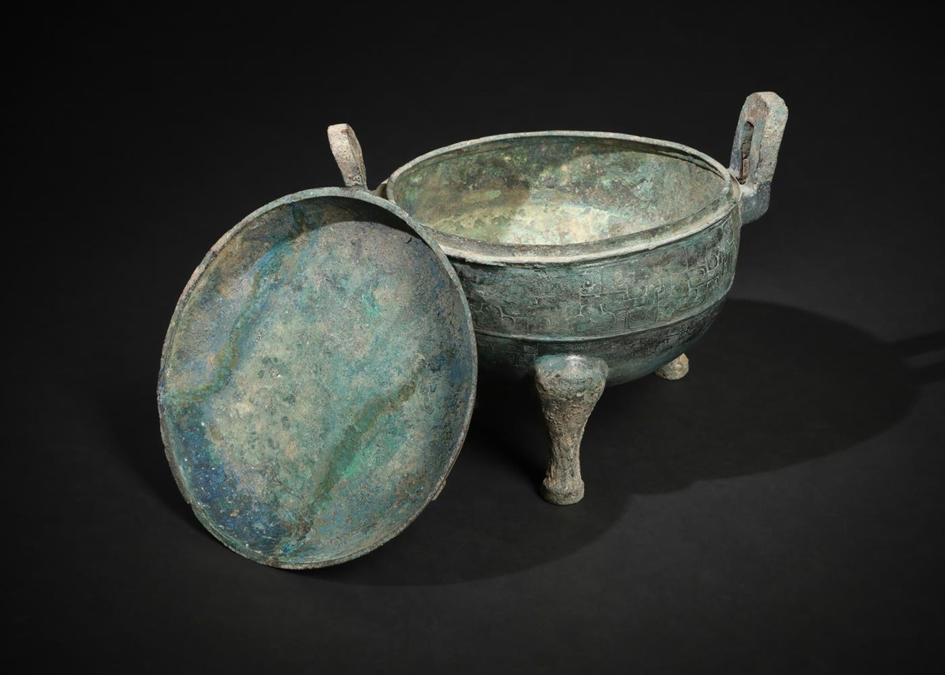 A large Chinese archaic bronze ritual food vessel and cover - Image 5 of 6