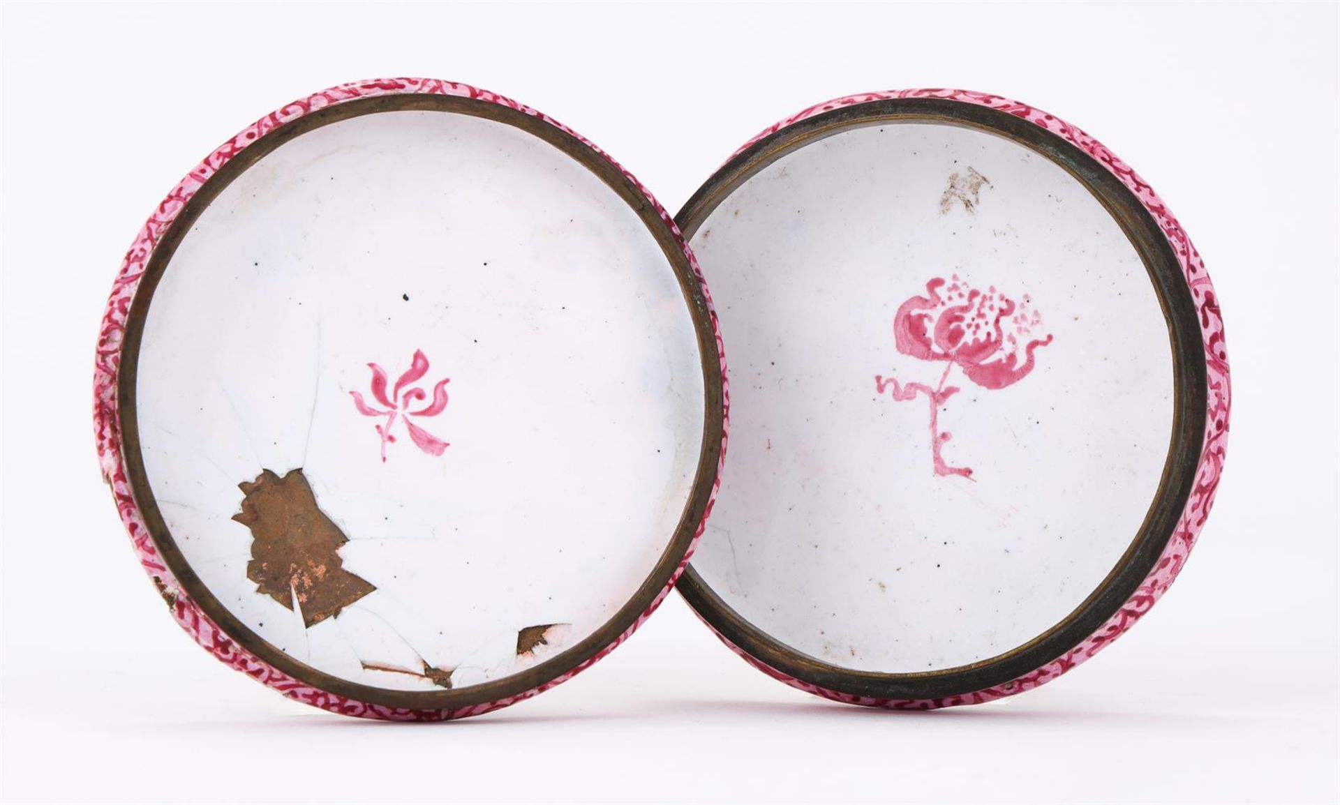 A Chinese canton enamel 'European subject' circular snuff box and cover - Bild 3 aus 3