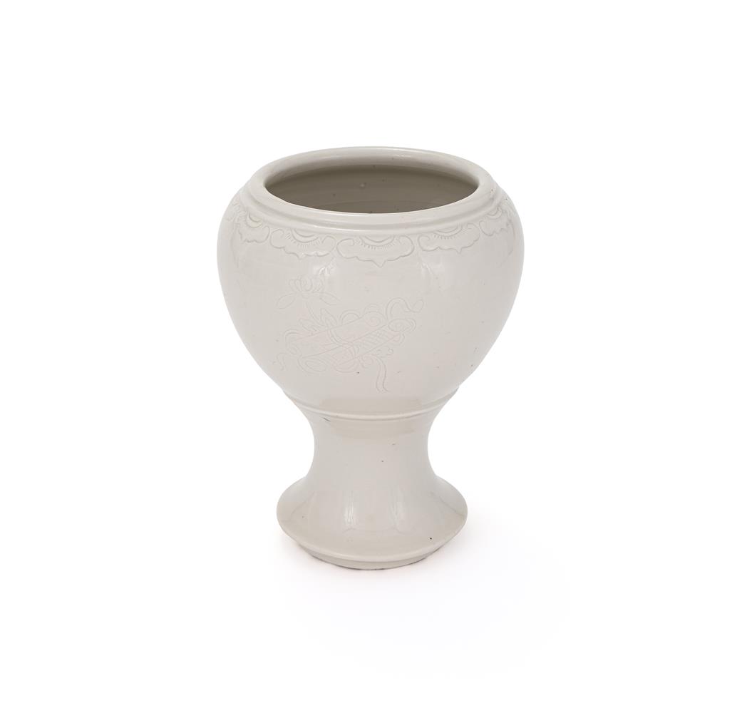 A Dehua incised vase - Image 2 of 4