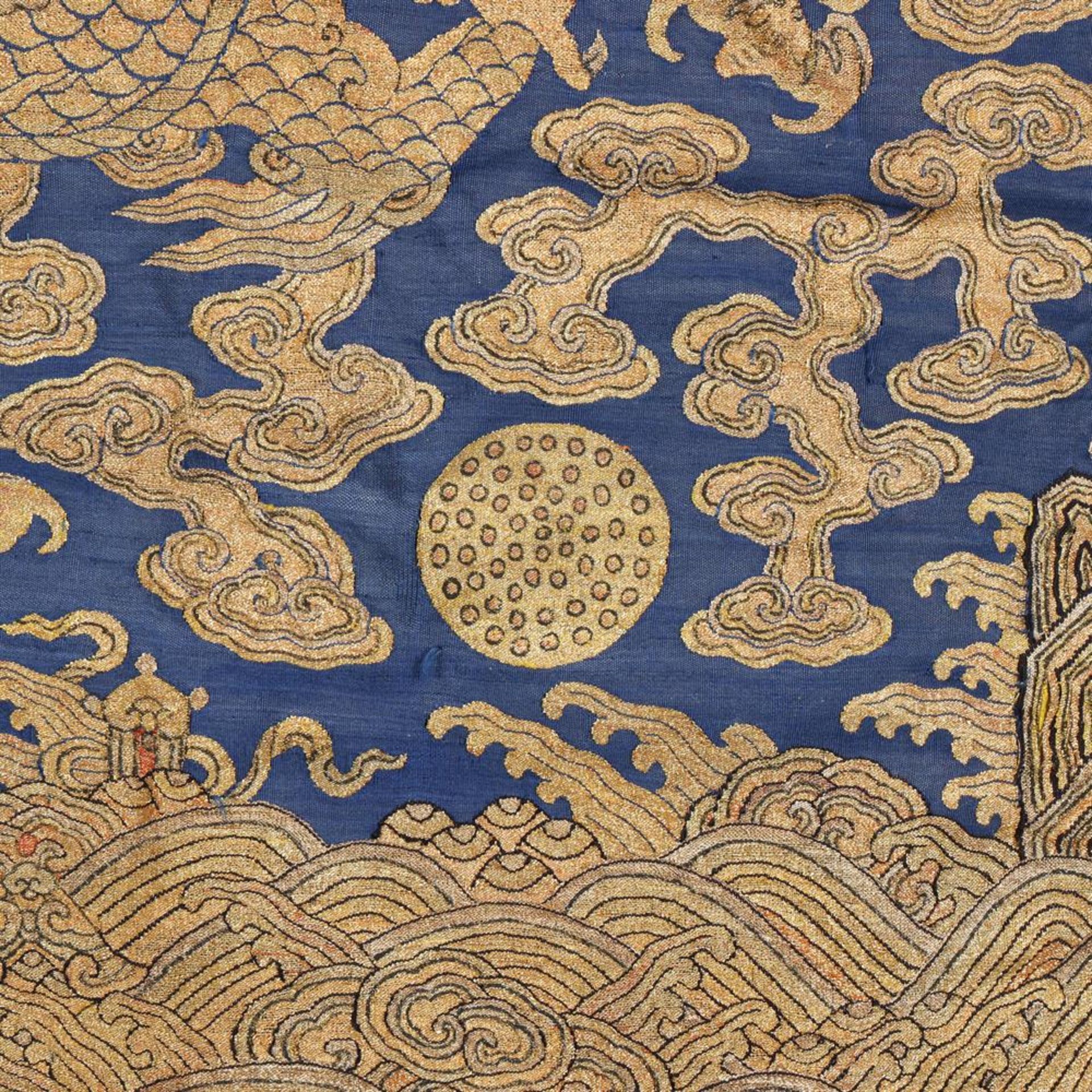 A rare Imperial 'twelve symbol' blue silk dragon robe - Bild 27 aus 37