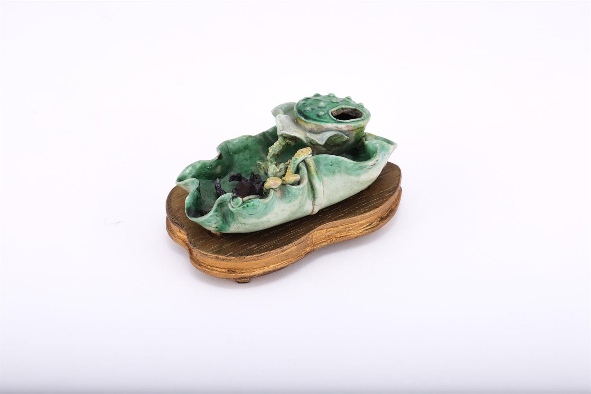 A Chinese Sancai-glazed 'Lotus and Crab' water pot - Bild 4 aus 6