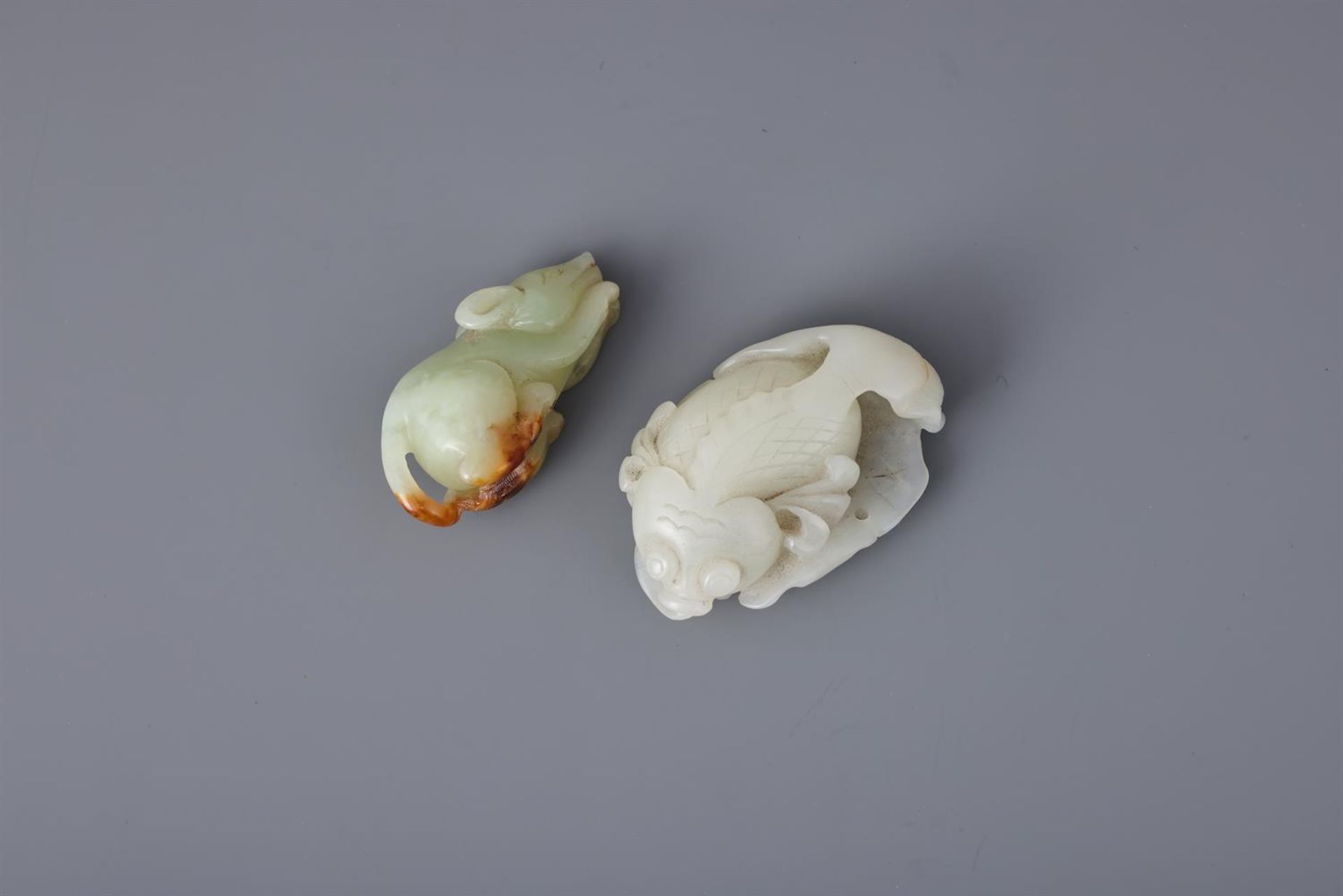 A Chinese white jade carving of goldfish - Image 2 of 3