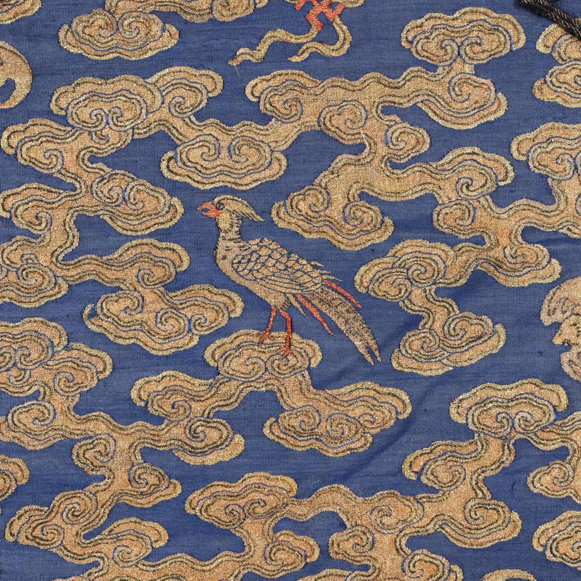 A rare Imperial 'twelve symbol' blue silk dragon robe - Bild 24 aus 37
