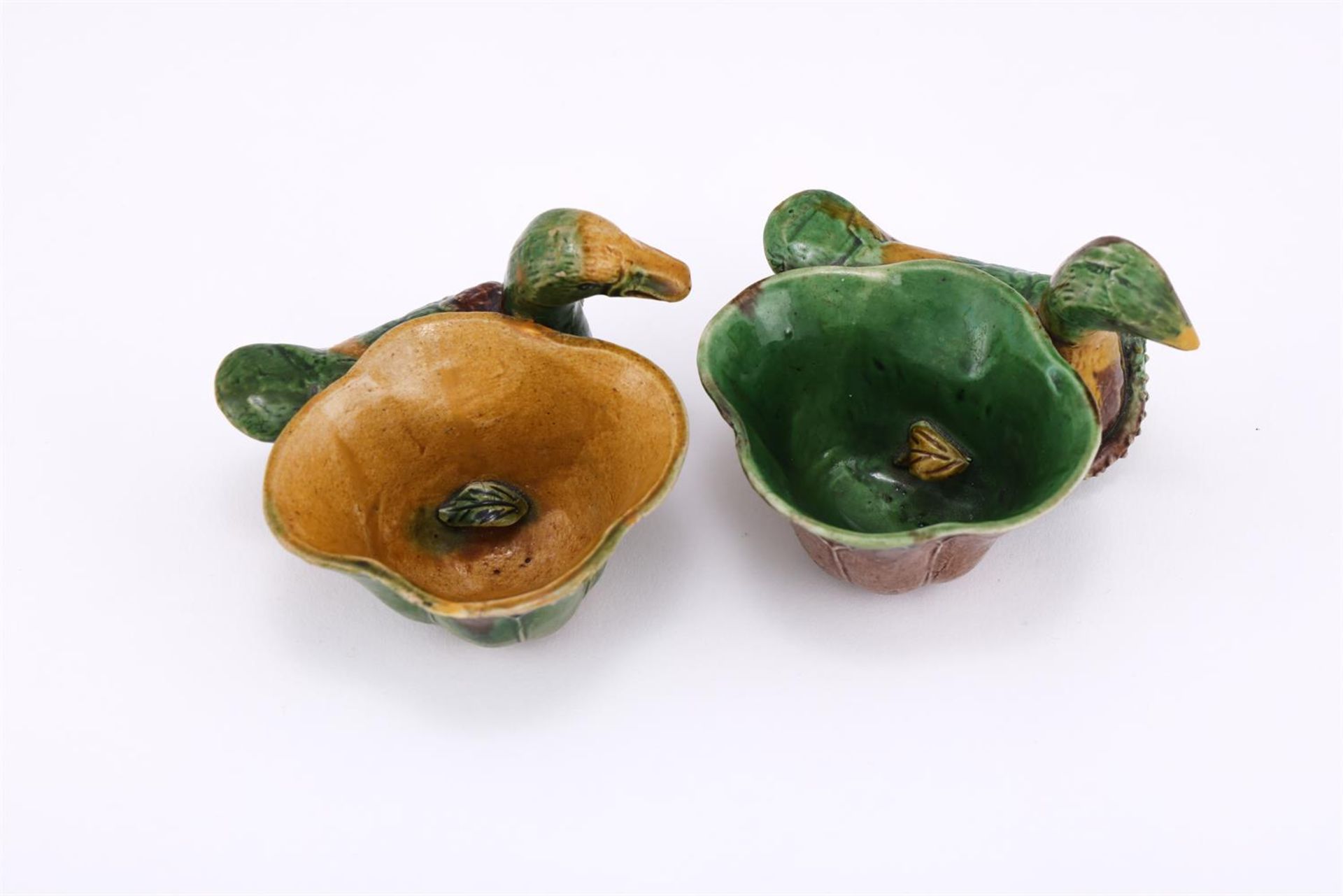 Two Sancai-glazed biscuit 'duck and lotus' form water droppers - Bild 3 aus 5