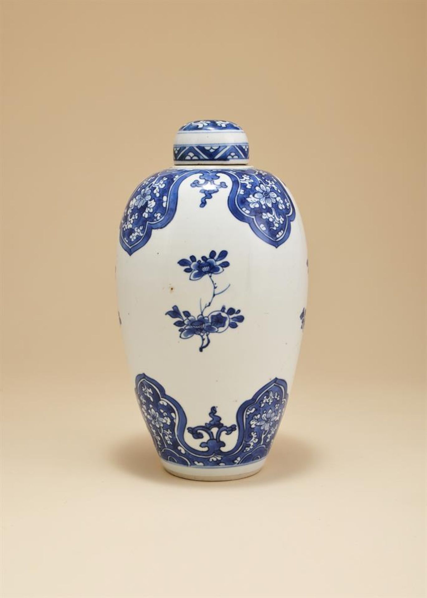 A Chinese blue and white jar and cover - Bild 3 aus 4
