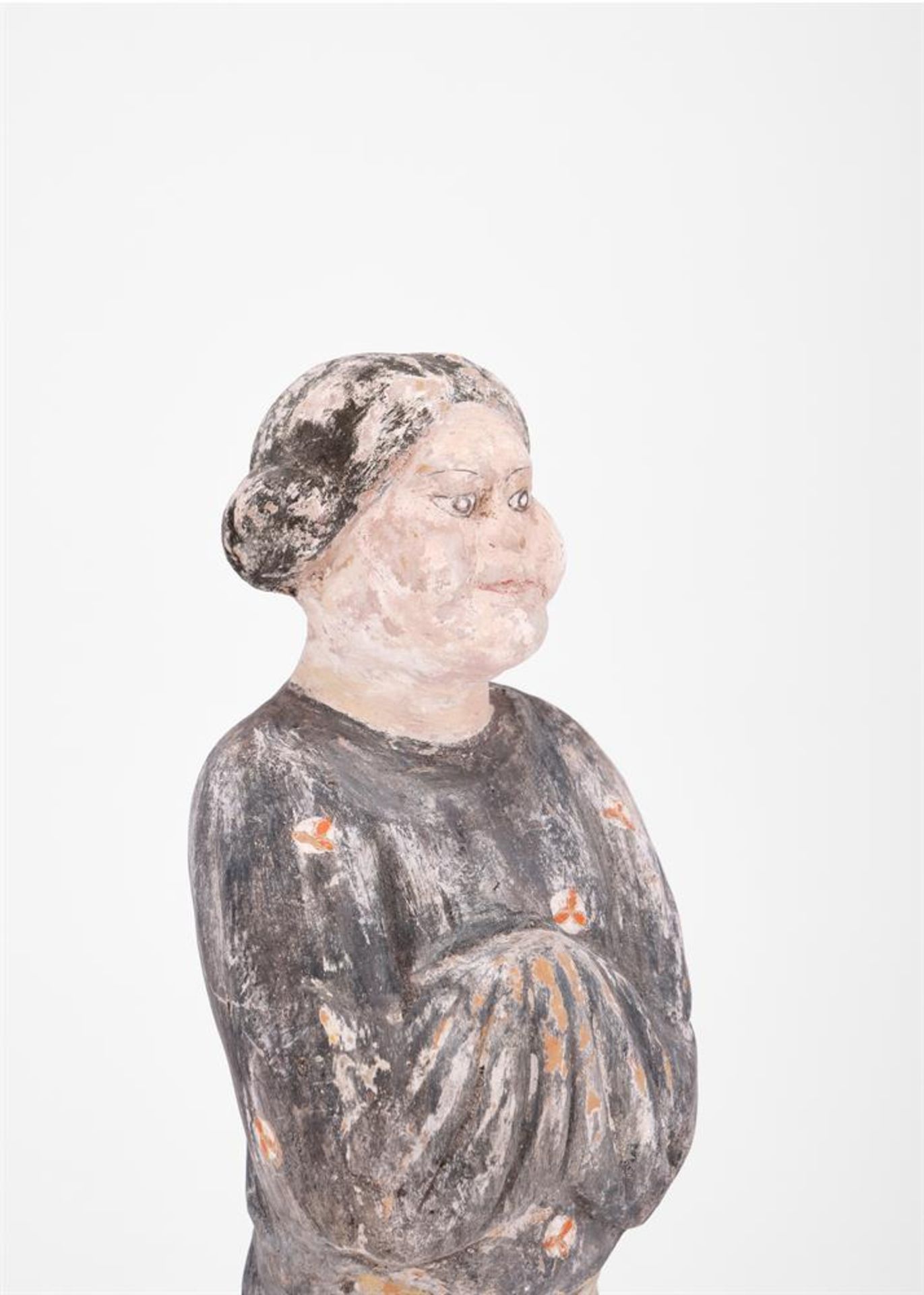 A Chinese painted pottery figure of an attendant - Image 2 of 3