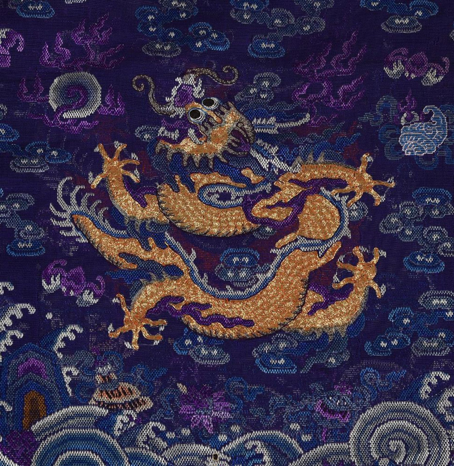 A Chinese purple-blue silk summer gauze five-clawed 'Dragon' robe - Bild 4 aus 6