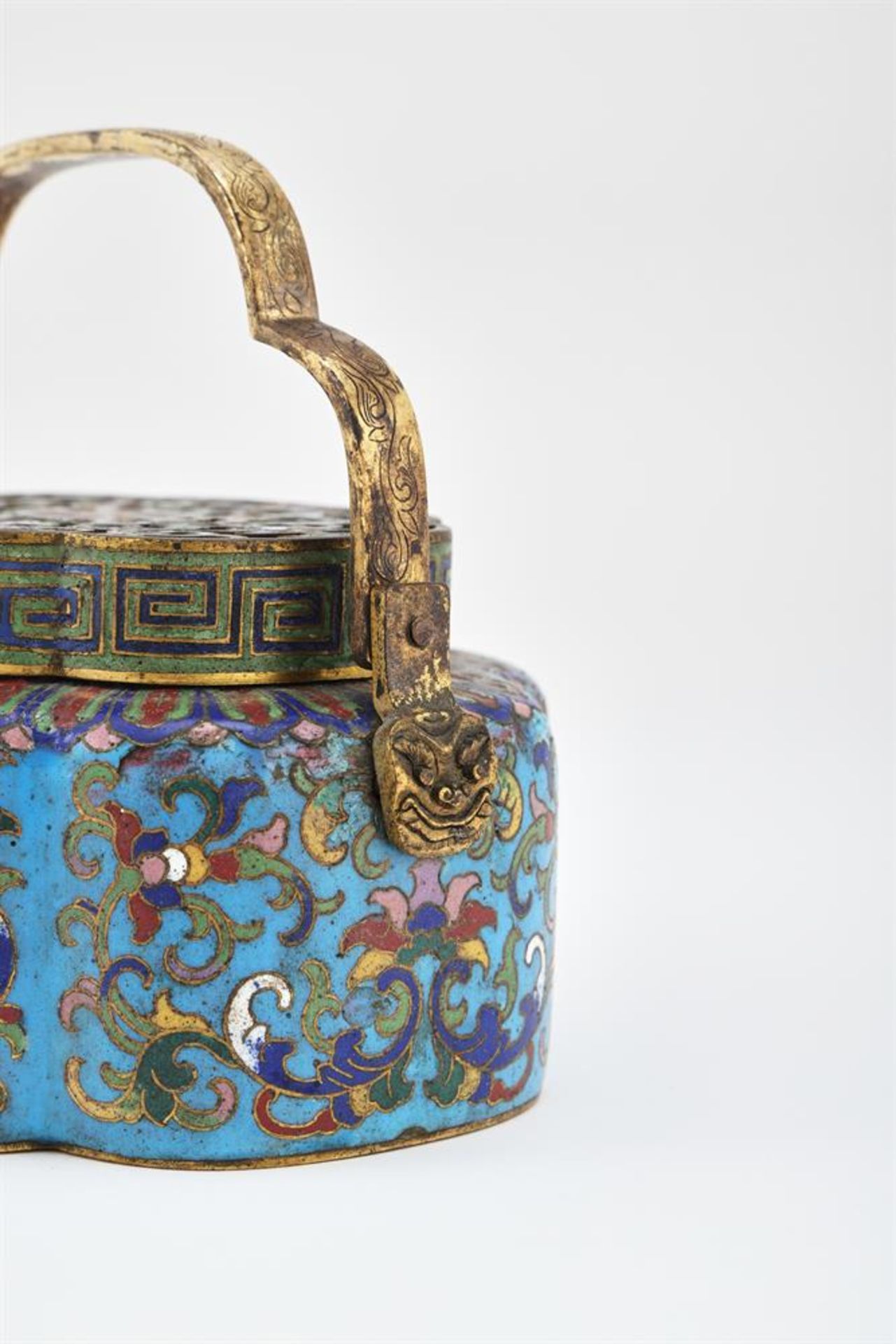 A rare Chinese cloisonné lobed hand-warmer and cover - Bild 6 aus 7
