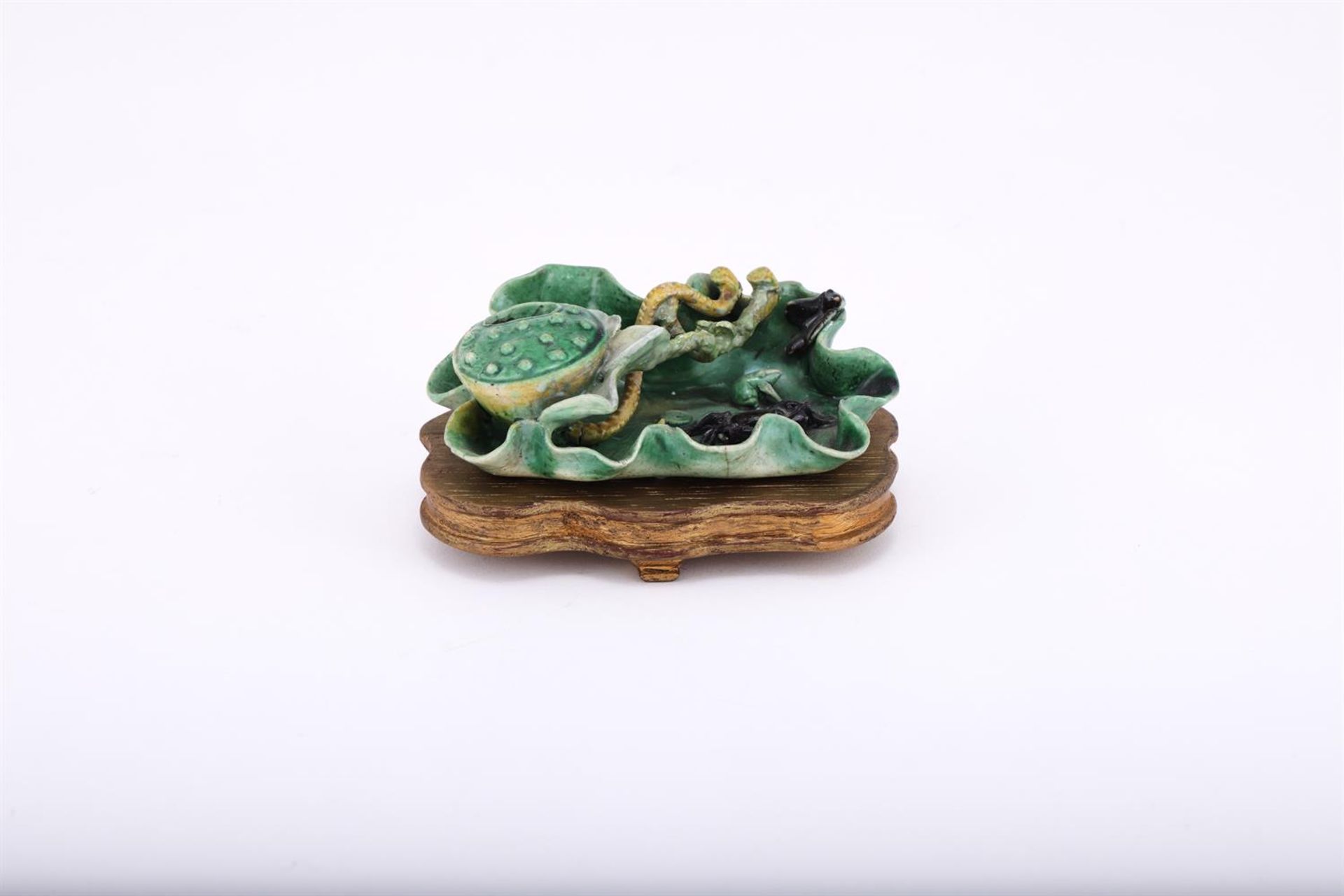A Chinese Sancai-glazed 'Lotus and Crab' water pot - Bild 2 aus 6