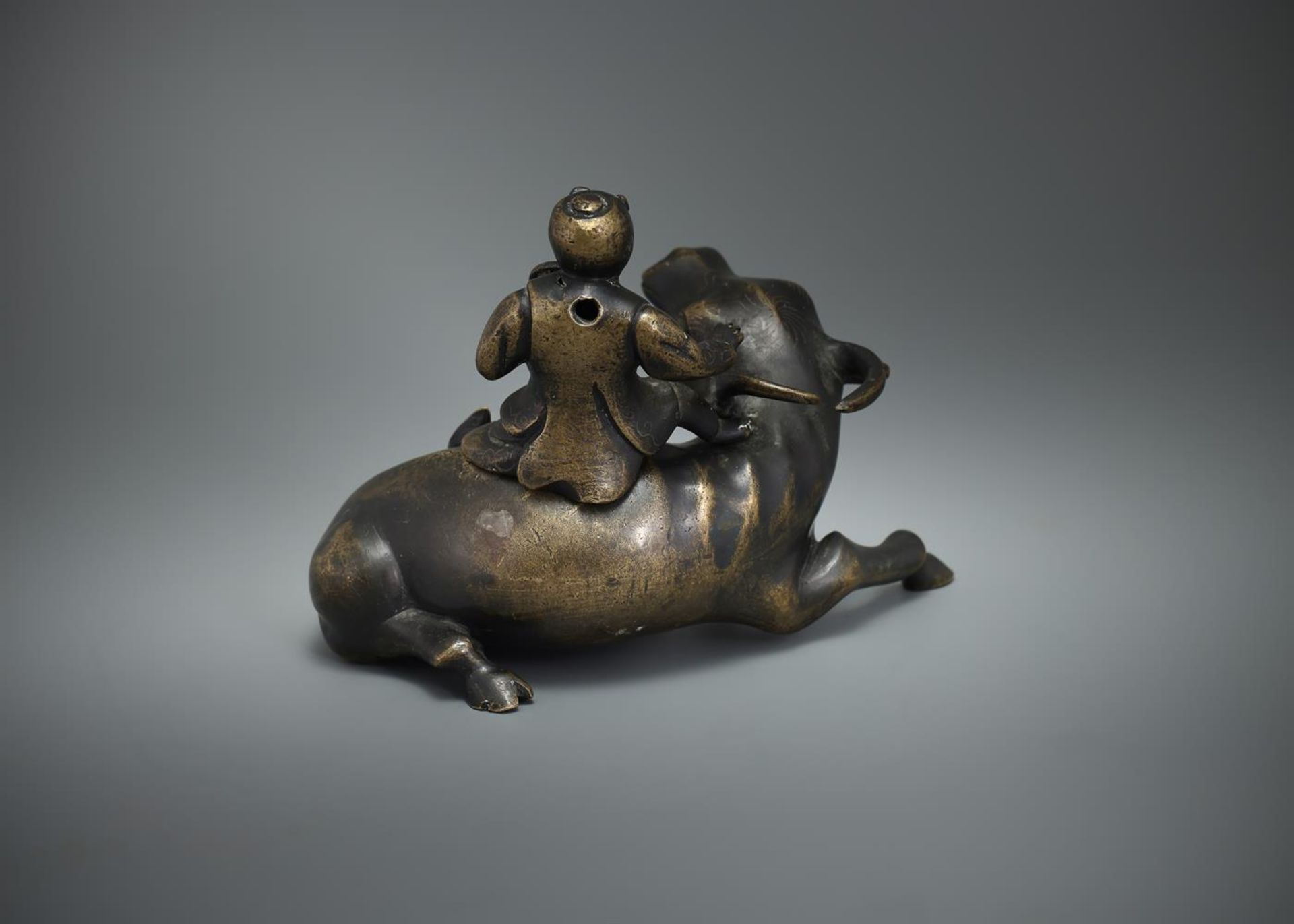 A Chinese bronze 'buffalo and rider' paper weight - Bild 5 aus 9