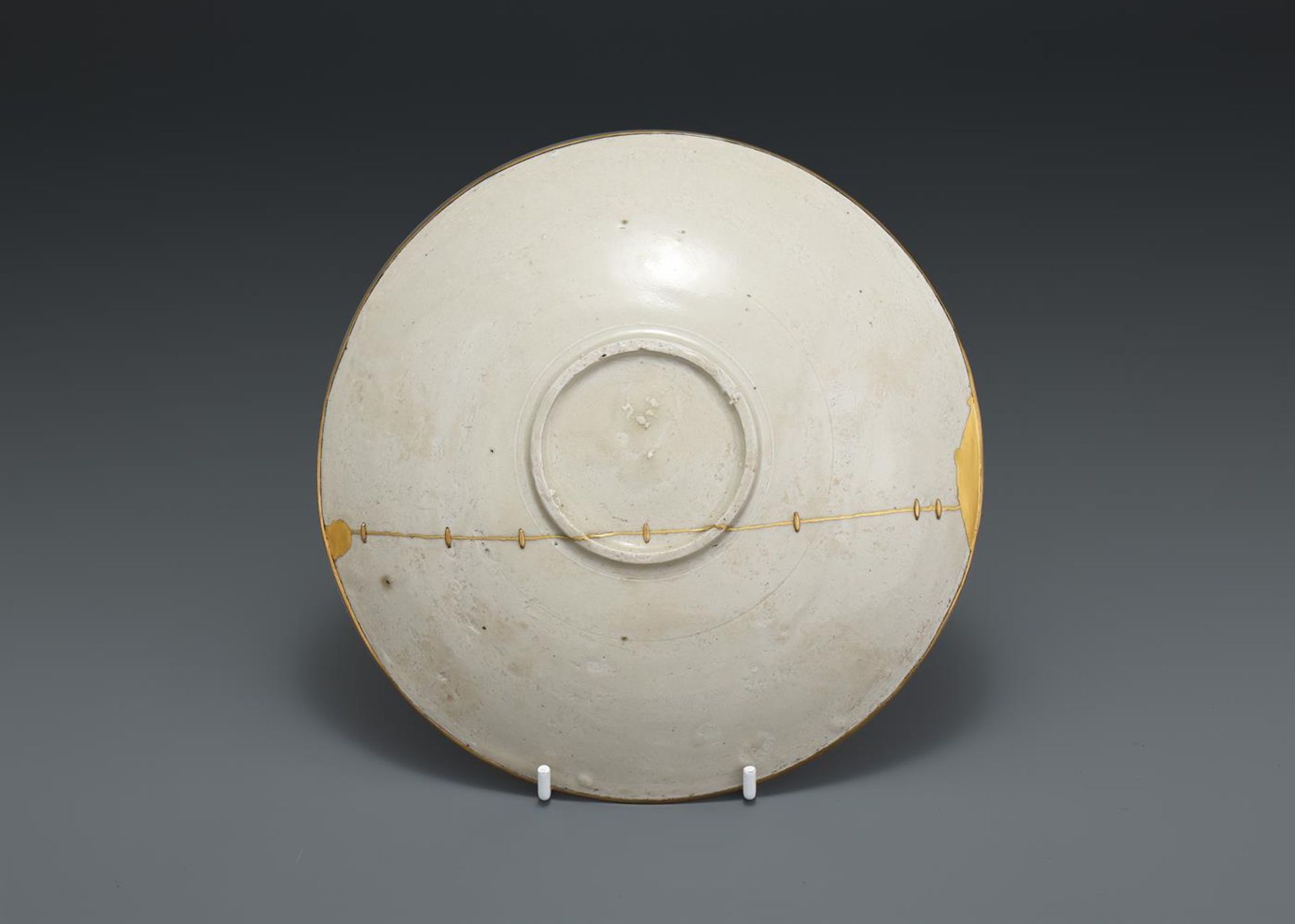 A Chinese Ding white glazed shallow bowl - Bild 3 aus 3