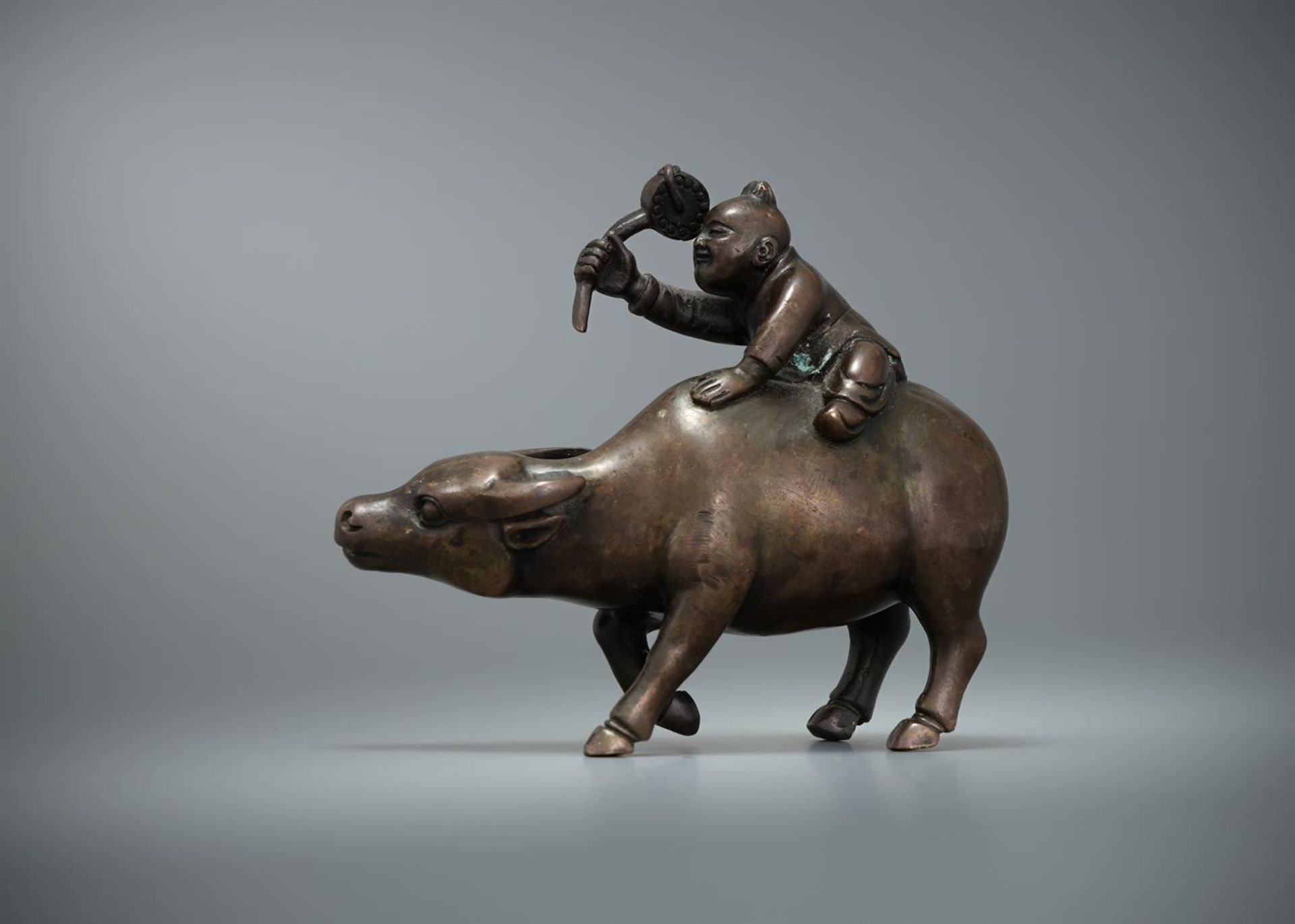 A Chinese bronze 'buffalo and rider' paper weight - Bild 7 aus 9