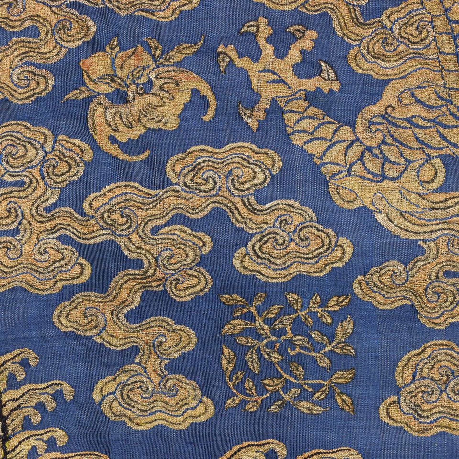 A rare Imperial 'twelve symbol' blue silk dragon robe - Bild 10 aus 37