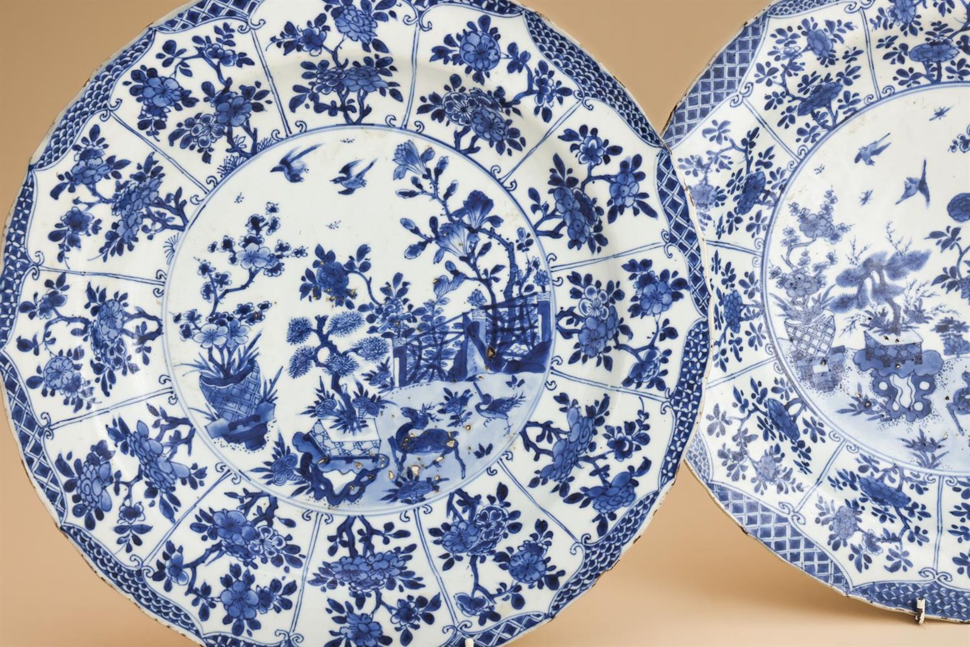 A pair of large Chinese blue and white dishes - Bild 3 aus 4