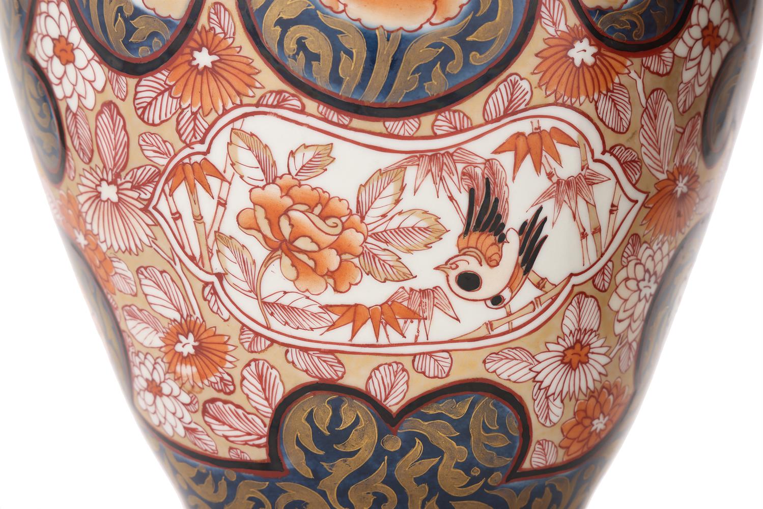 A large pair of Samson or Continental Imari vases and covers - Image 3 of 5