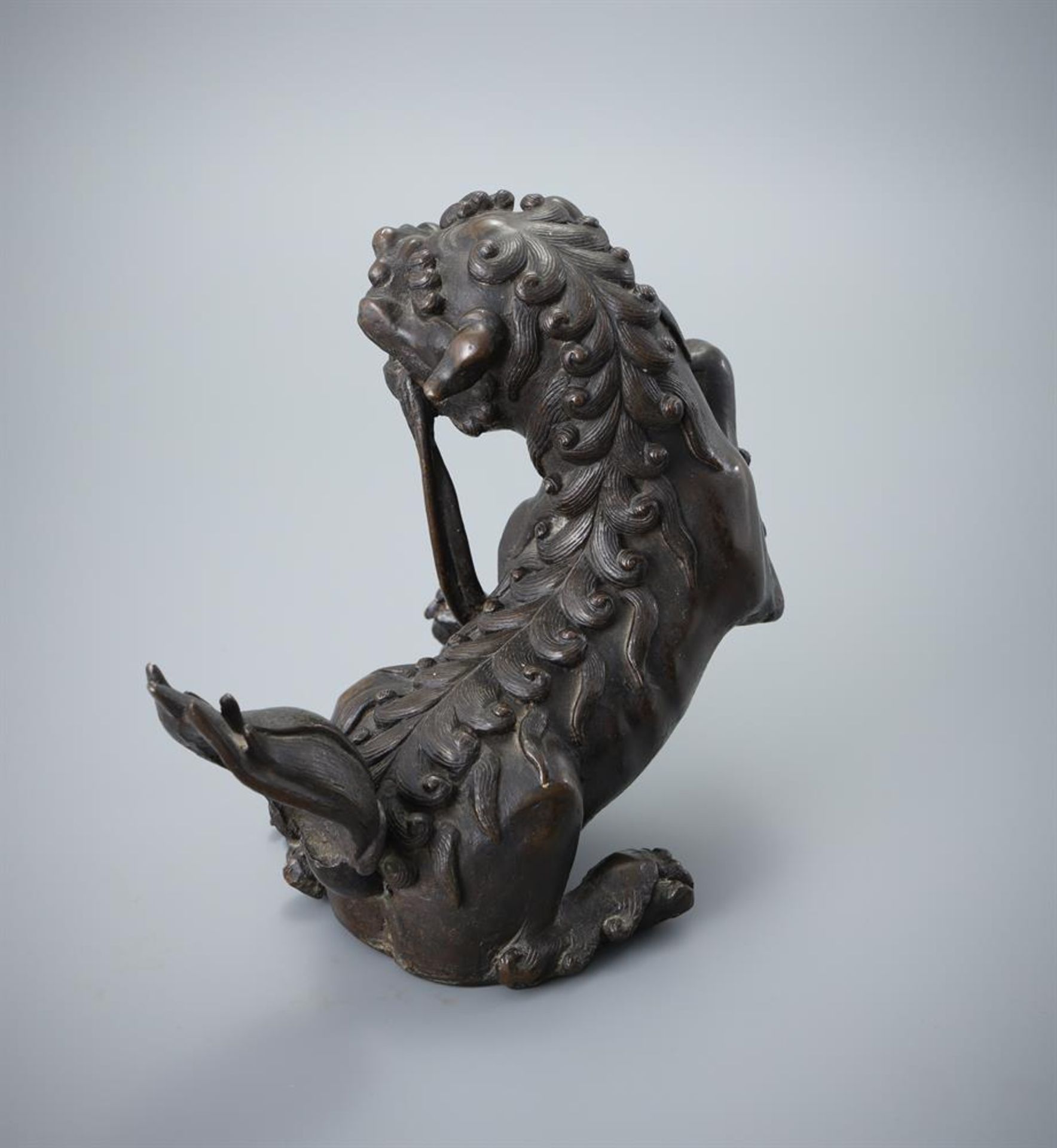 A Chinese bronze Buddhistic lion - Bild 2 aus 3