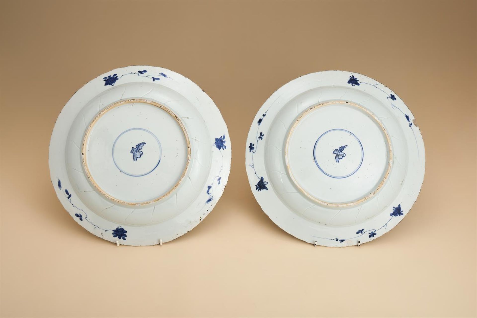 A pair of large Chinese blue and white dishes - Bild 4 aus 4