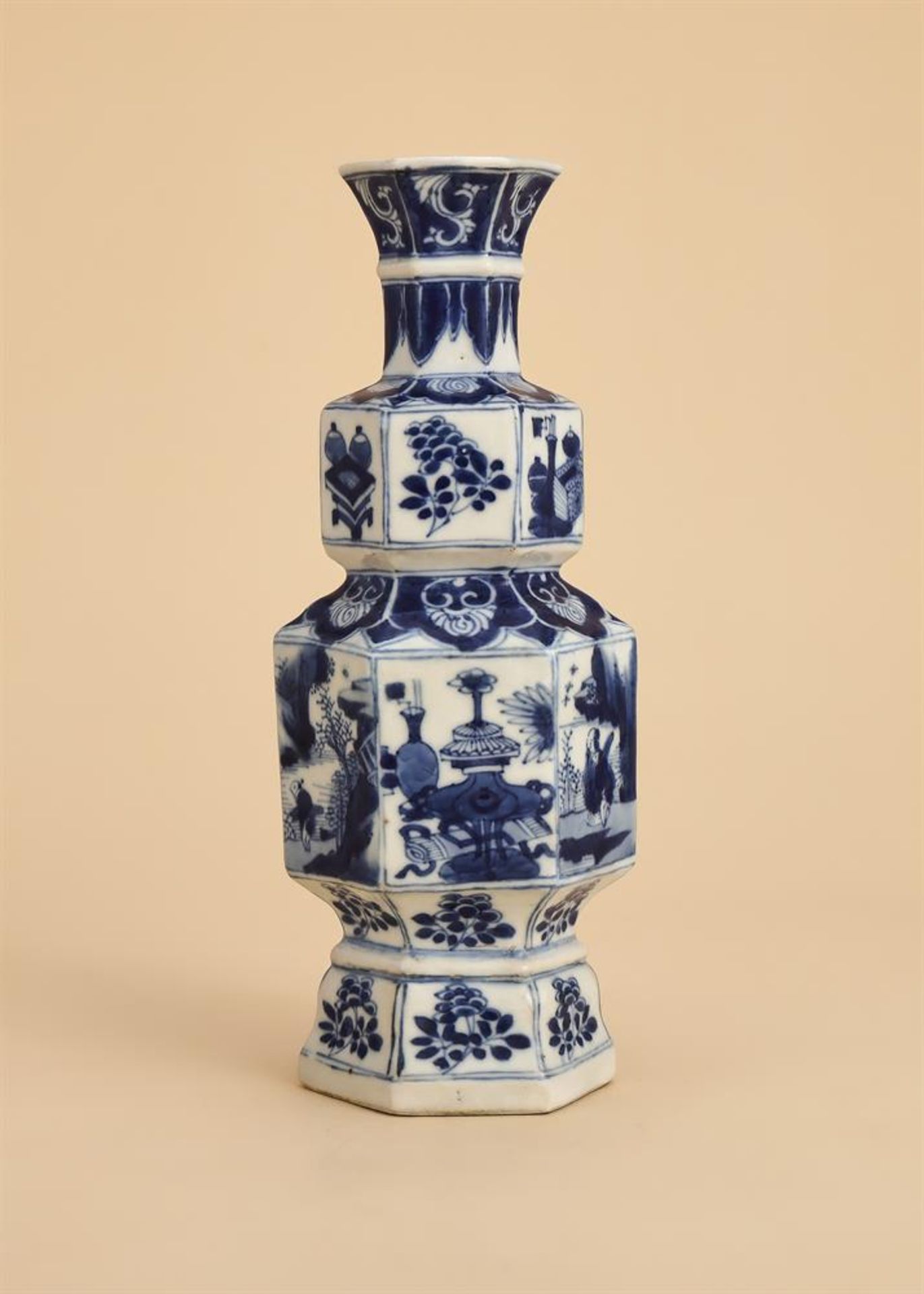 A Chinese blue and white vase - Bild 2 aus 3