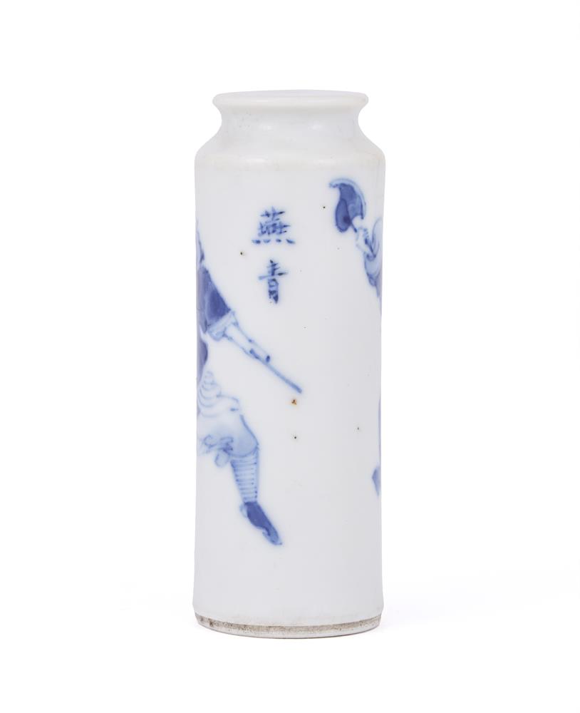 A Chinese blue and white figural snuff bottle - Image 4 of 4