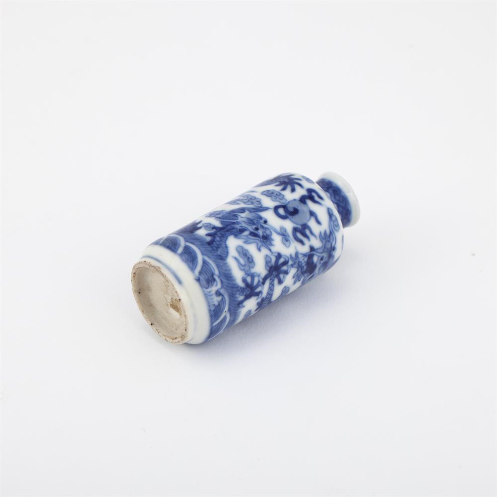 A Chinese blue and white 'Dragon' snuff bottle - Image 3 of 3