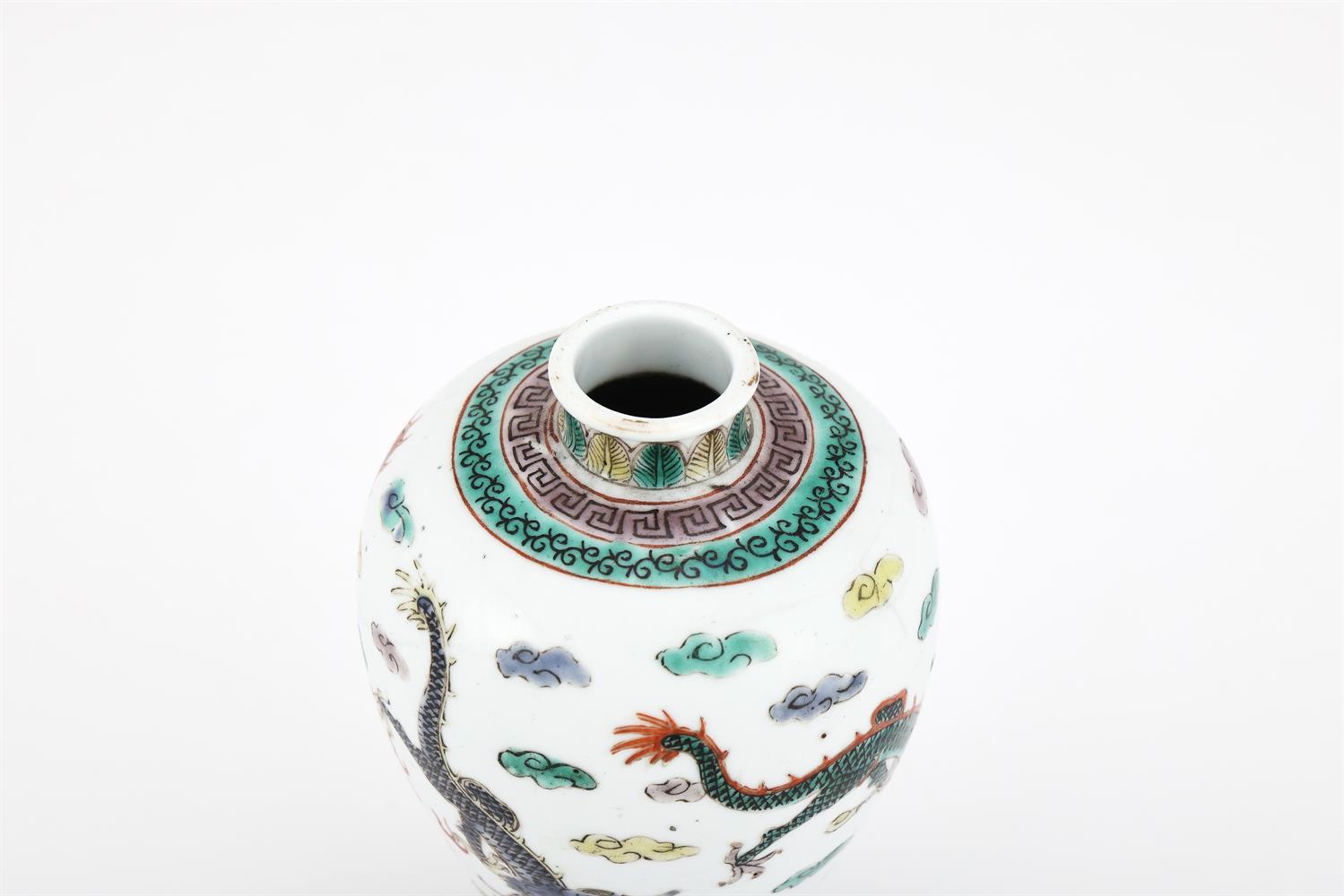 A Chinese Famille Verte 'dragon' vase - Bild 5 aus 7
