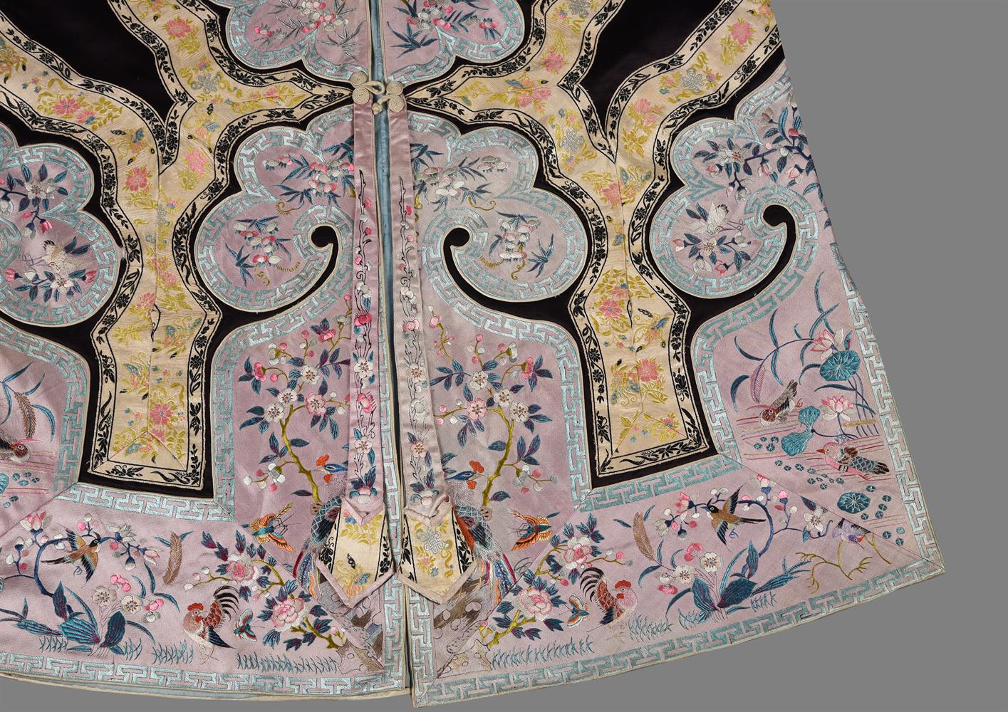 A Chinese embroidered silk short jacket - Image 3 of 8