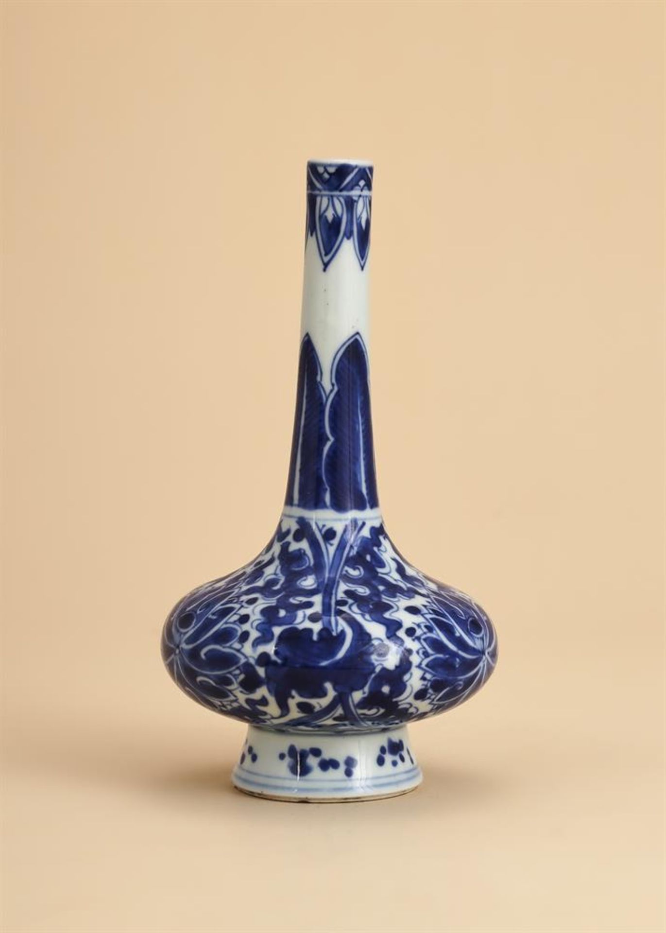 A Chinese blue and white 'lotus' bottle vase - Bild 2 aus 3