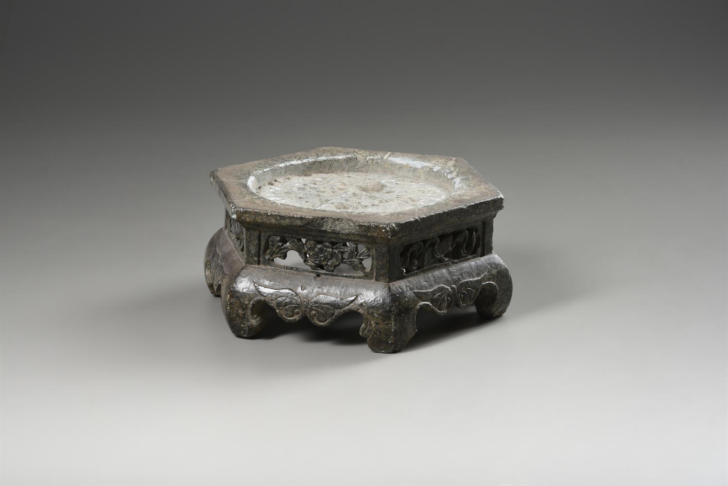 A Chinese carved stone jardinière and stand - Image 7 of 7