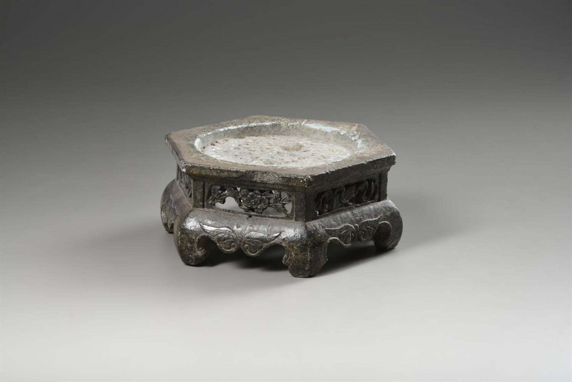A Chinese carved stone jardinière and stand - Bild 7 aus 7
