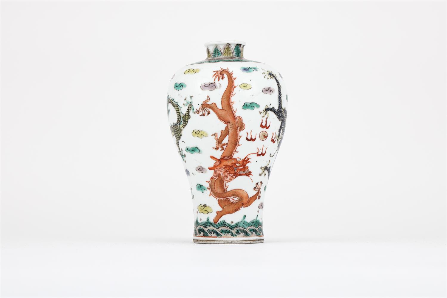 A Chinese Famille Verte 'dragon' vase - Bild 7 aus 7