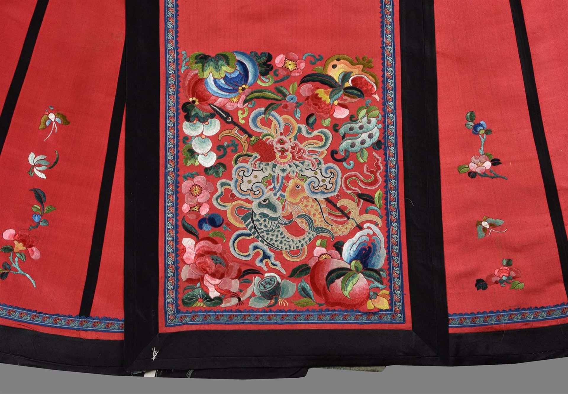 A Chinese Han woman's red satin silk skirt - Bild 3 aus 6
