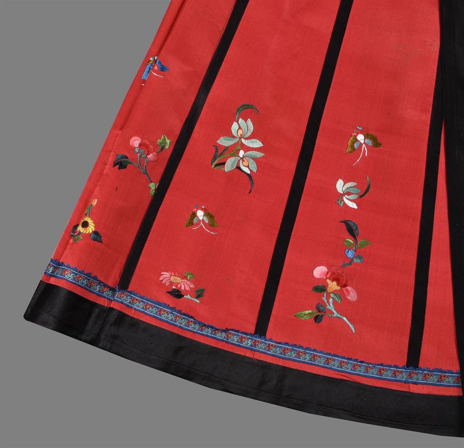A Chinese Han woman's red satin silk skirt - Bild 4 aus 6
