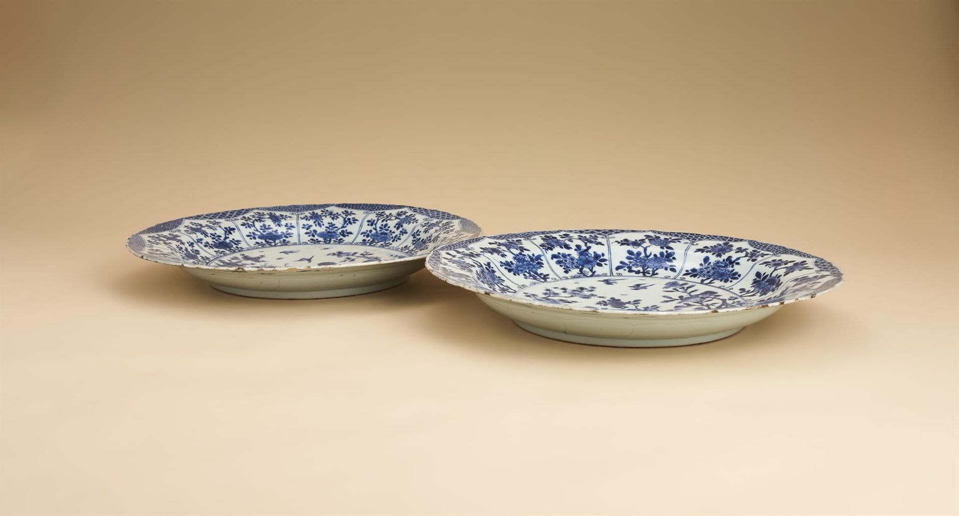 A pair of large Chinese blue and white dishes - Bild 2 aus 4