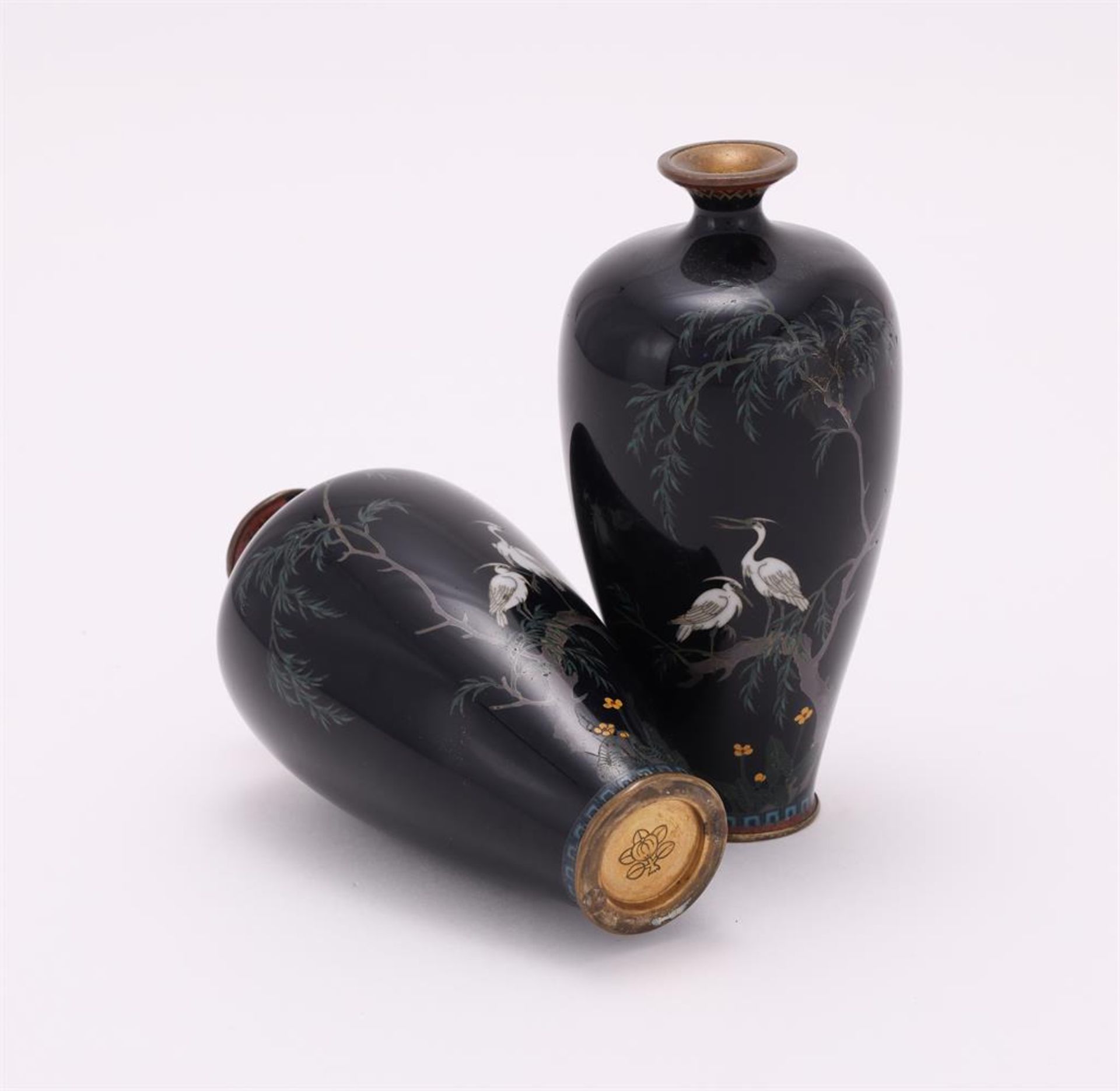 Ota Tamashiro: A Pair of Japanese Cloisonné Enamel Vases - Bild 2 aus 2