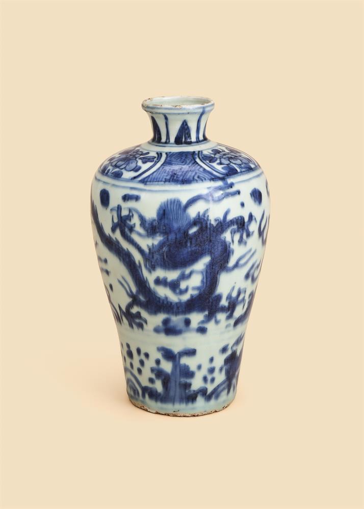 A Chinese blue and white 'Dragon' vase - Image 2 of 3