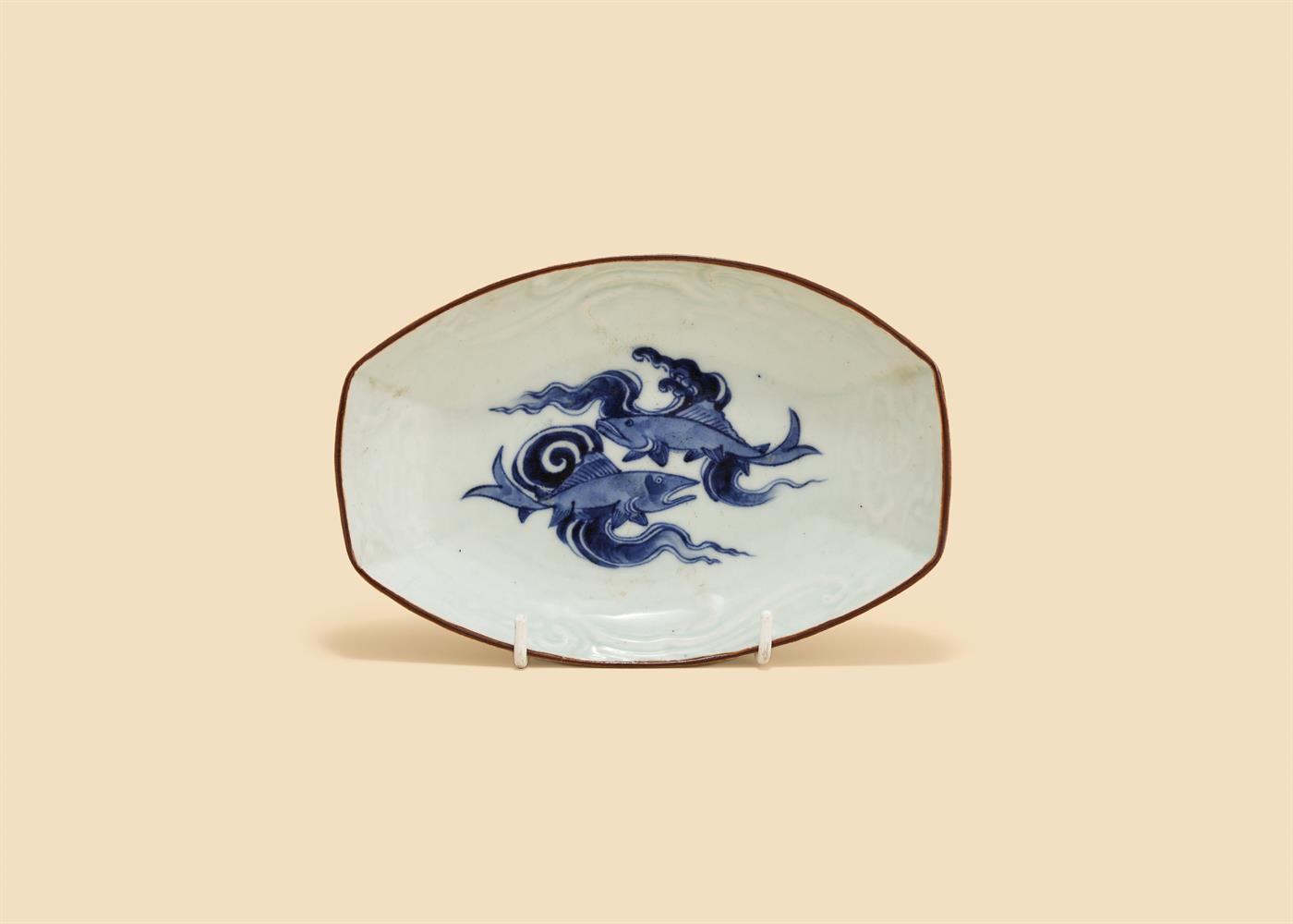 A Japanese Arita blue and white dish - Image 2 of 5