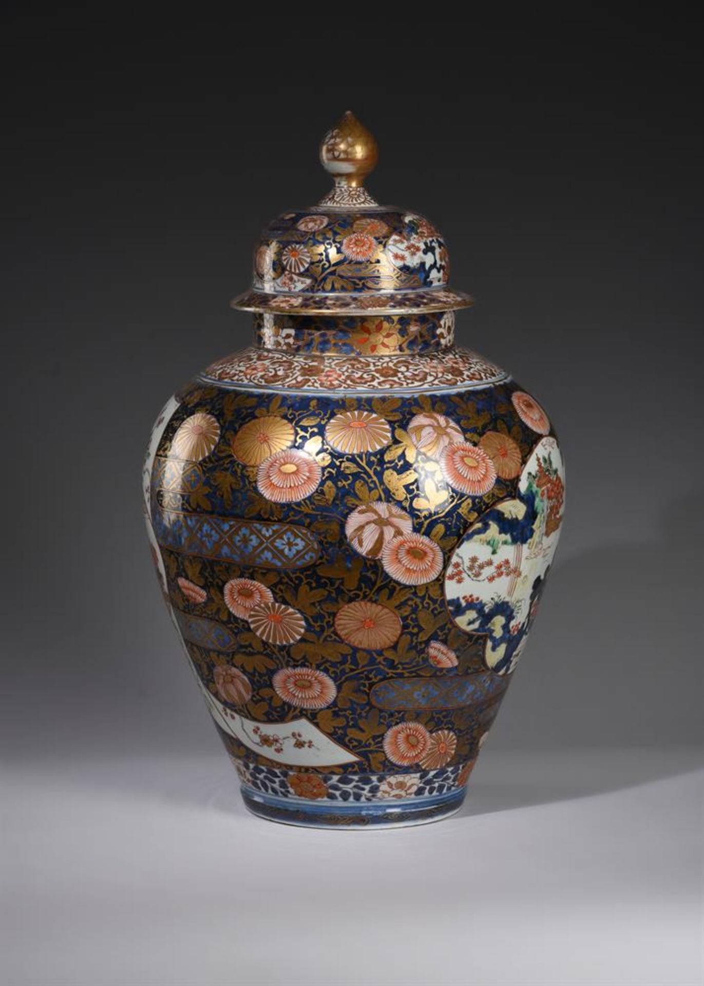 A good large Japanese Arita vase and cover - Image 2 of 5