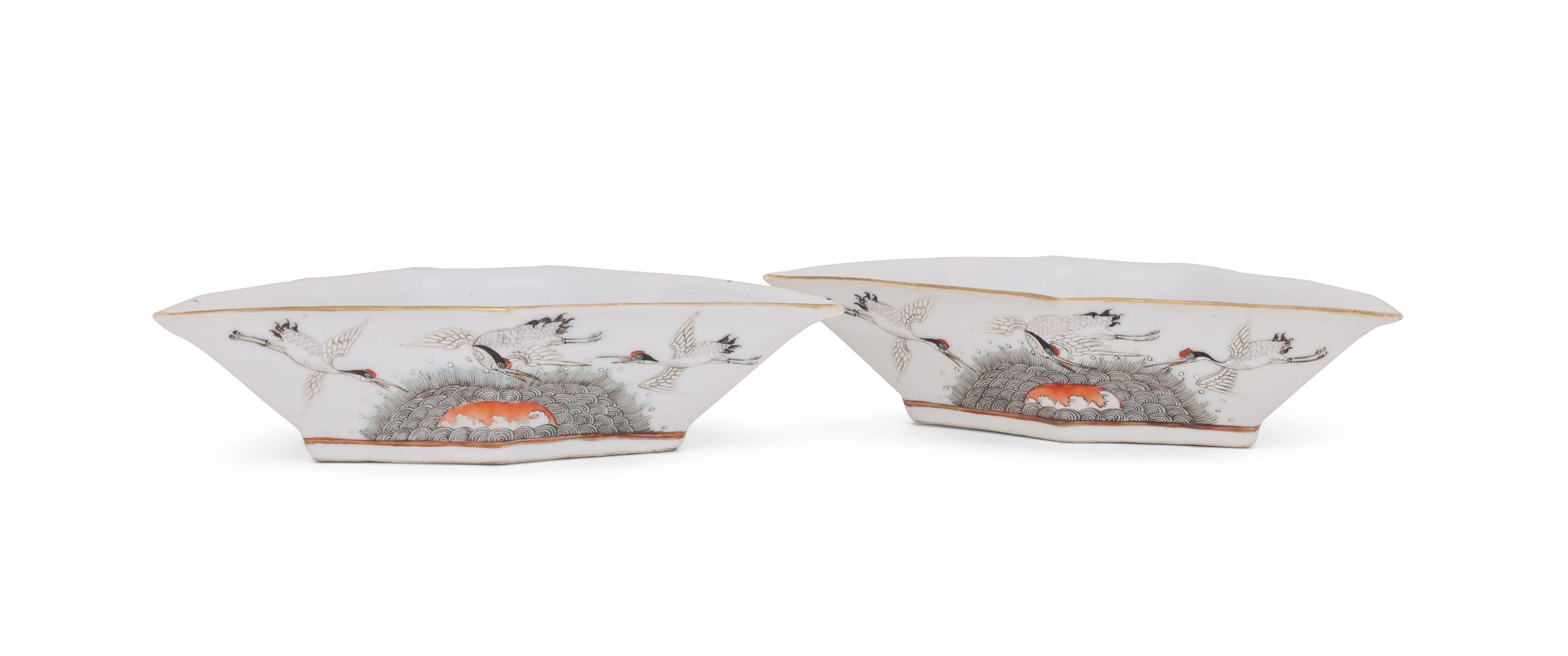 A pair of Chinese Famille Rose shaped dishes - Image 2 of 4