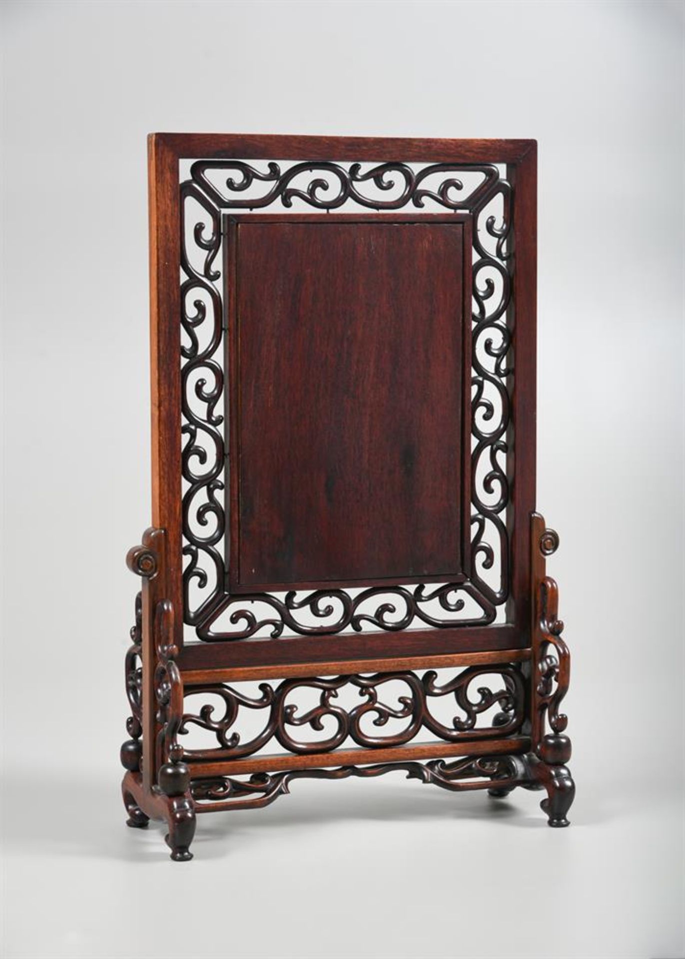 A Chinese hardwood 'Dragon and Phoenix' millefleur screen - Bild 4 aus 4