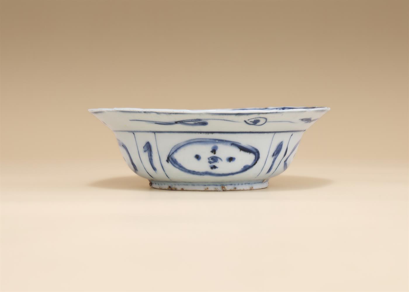 A Chinese small blue and white Kraak dish - Image 3 of 4
