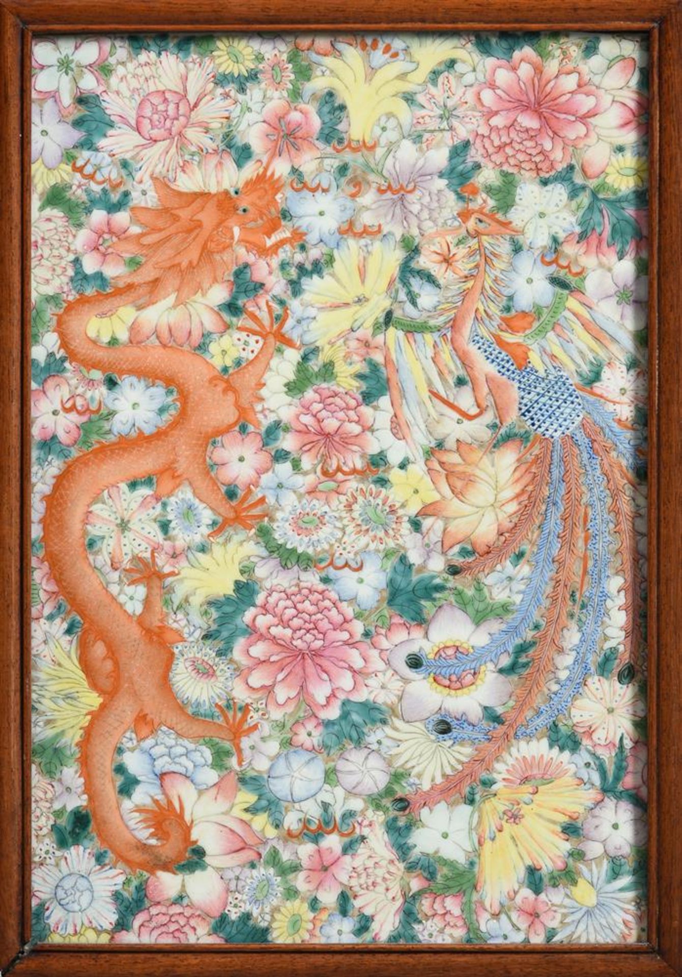 A Chinese hardwood 'Dragon and Phoenix' millefleur screen - Bild 3 aus 4