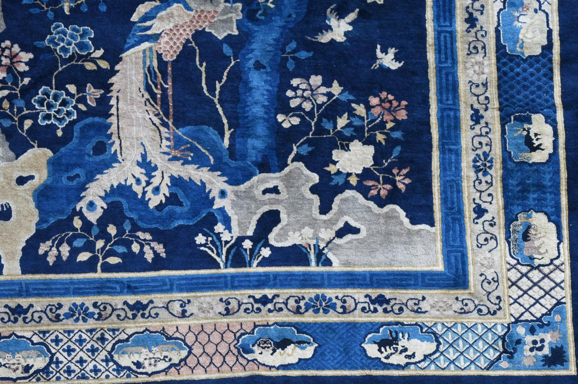 An attractive large Chinese wool rug - Image 2 of 5