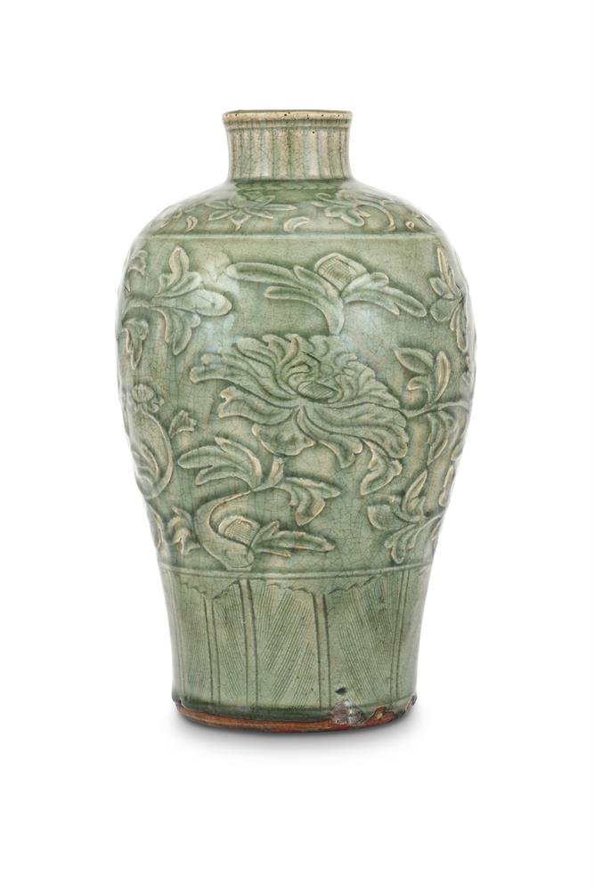 A Chinese Longquan celadon vase - Image 2 of 4