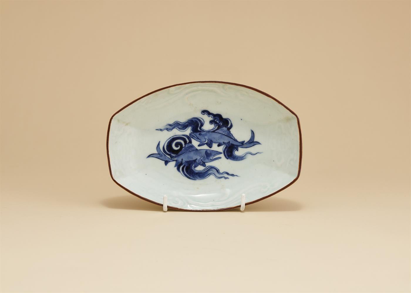 A Japanese Arita blue and white dish - Image 3 of 5