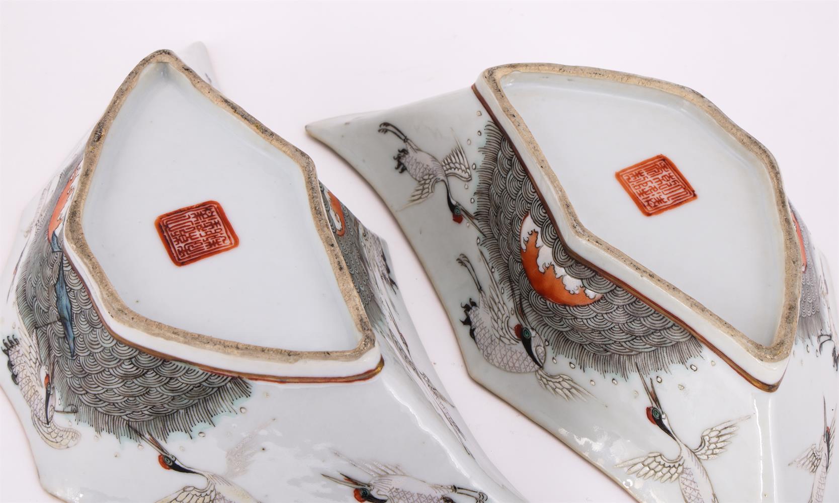 A pair of Chinese Famille Rose shaped dishes - Image 4 of 4