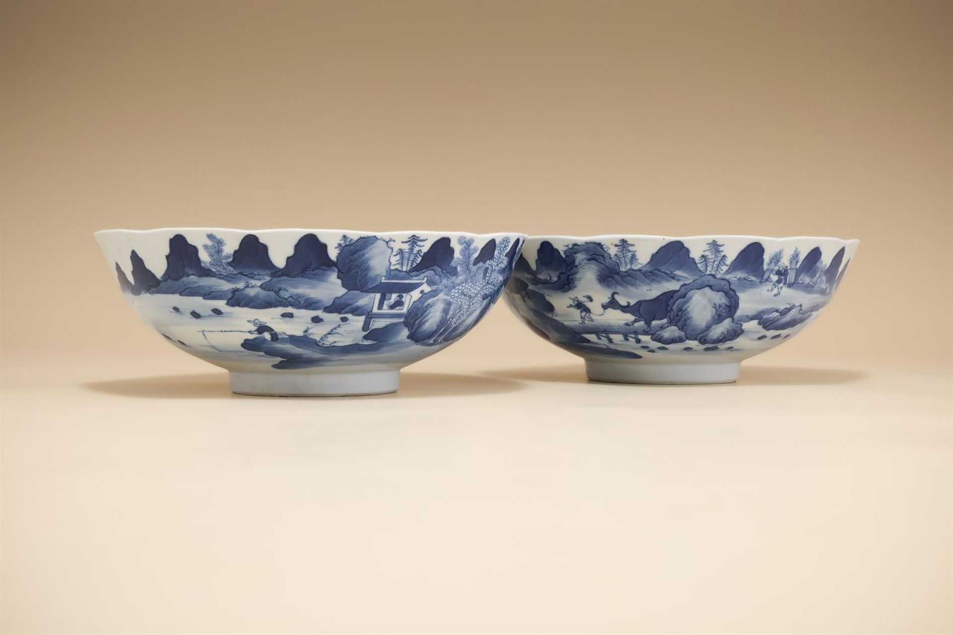 A pair of Chinese blue and white lobed bowls - Bild 2 aus 4