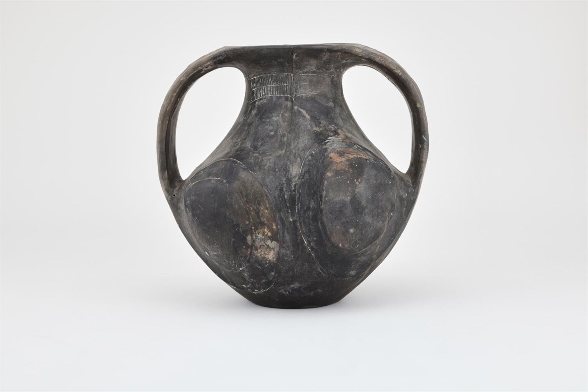 A Chinese black pottery amphora - Image 4 of 5