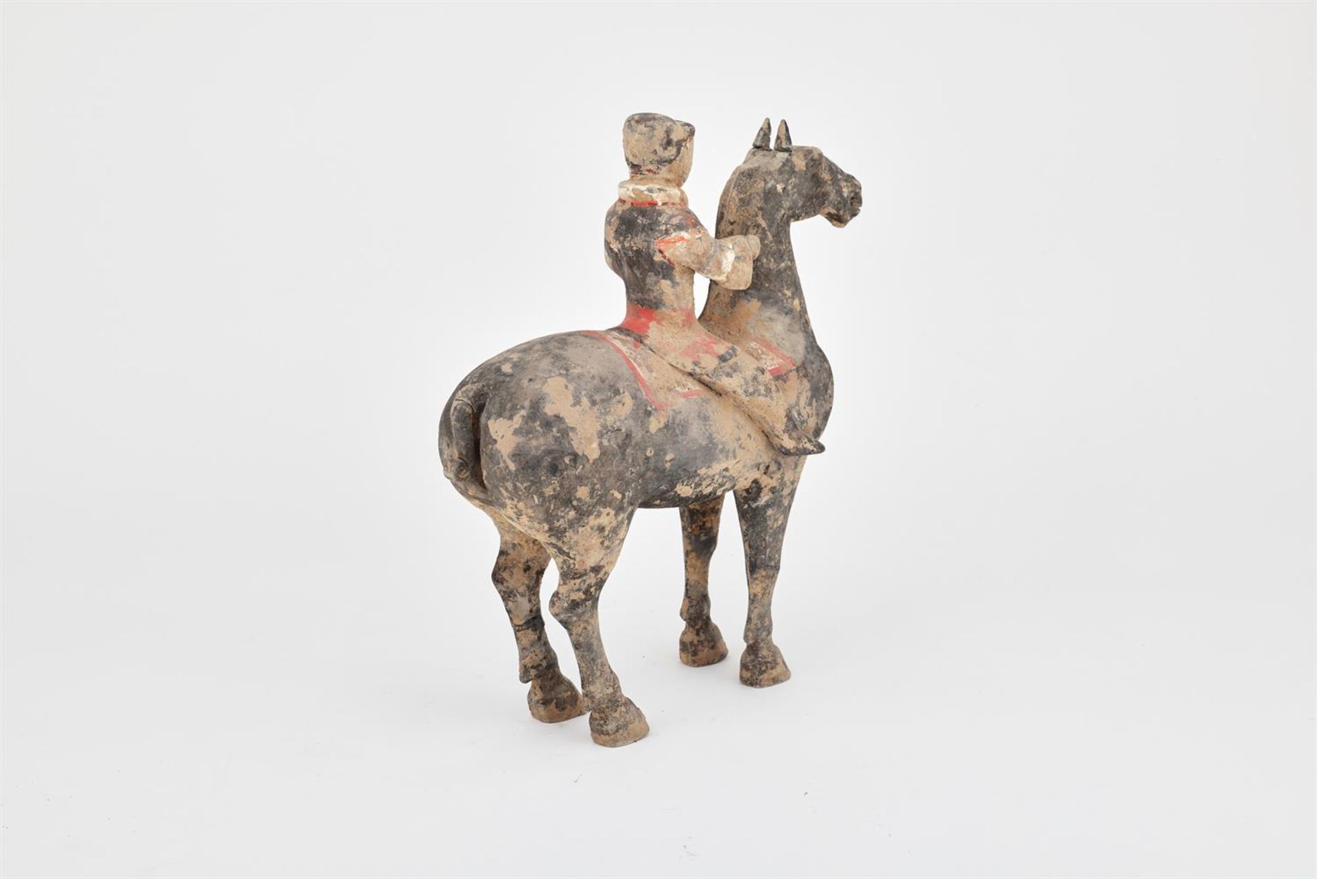 A Chinese painted pottery horse and rider - Bild 4 aus 5
