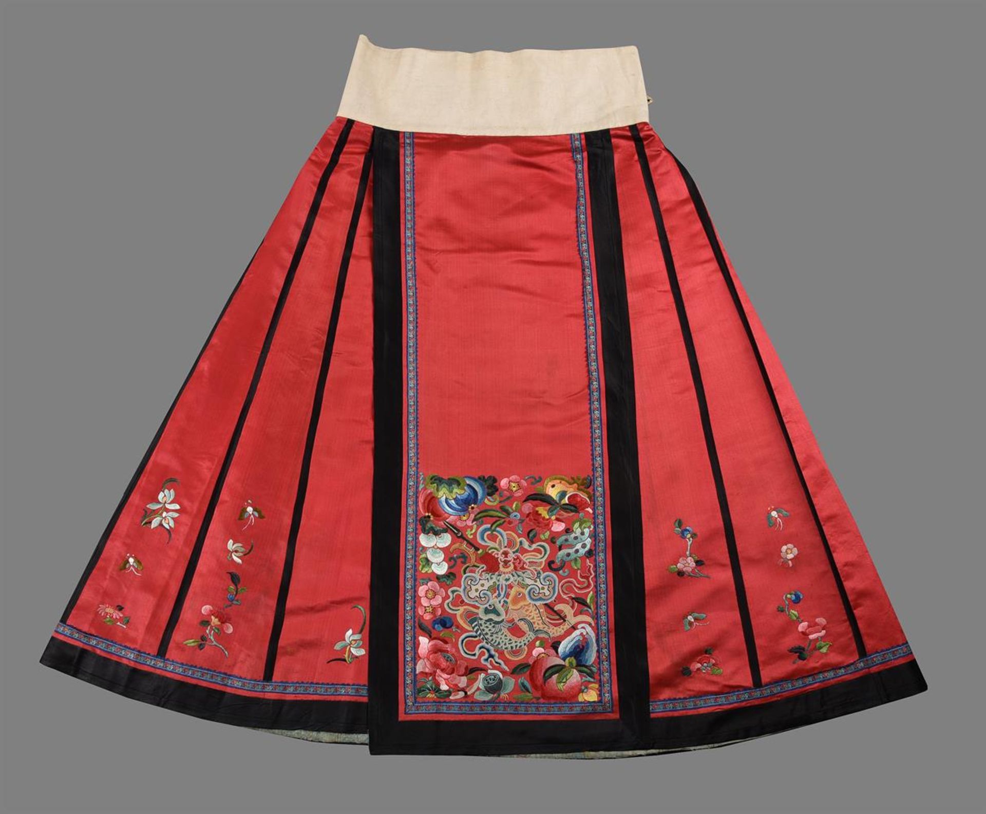 A Chinese Han woman's red satin silk skirt - Bild 2 aus 6